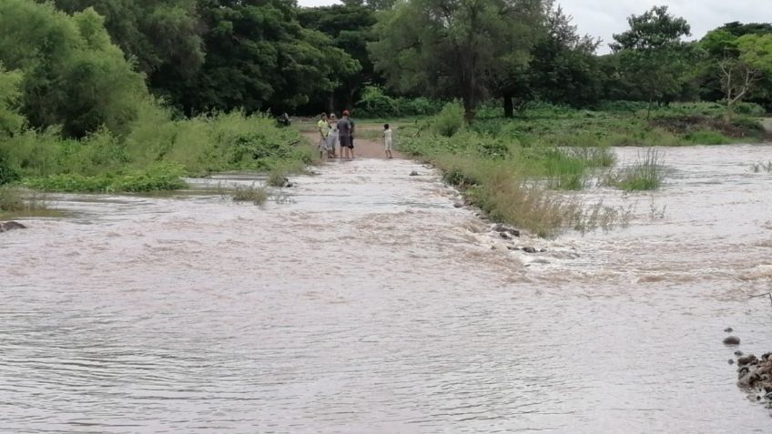 Intensas lluvias desbordan río en Tehuantepec, Oaxaca