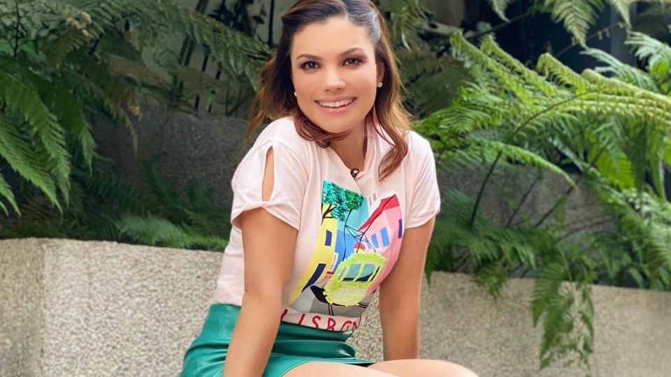 La guapa reportera roba miradas en las redes con sus mejores looks.