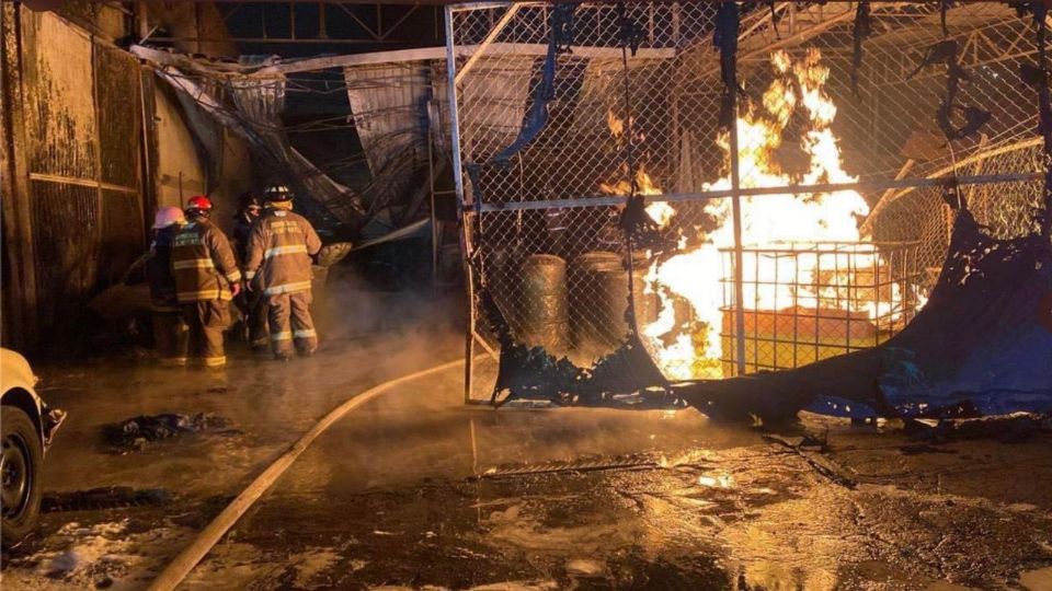 El incendio comenzó en la madrugada y aun se intenta sofocar FOTO: Twitter