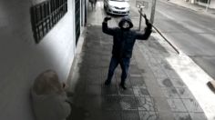 VIDEO | De película: el heroico momento en que un hombre salva a una abuelita de violento asalto