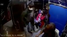 VIDEO | Captan brutal asalto en Puebla: 3 sujetos despojaron de sus pertenencias a pasajeros de una combi