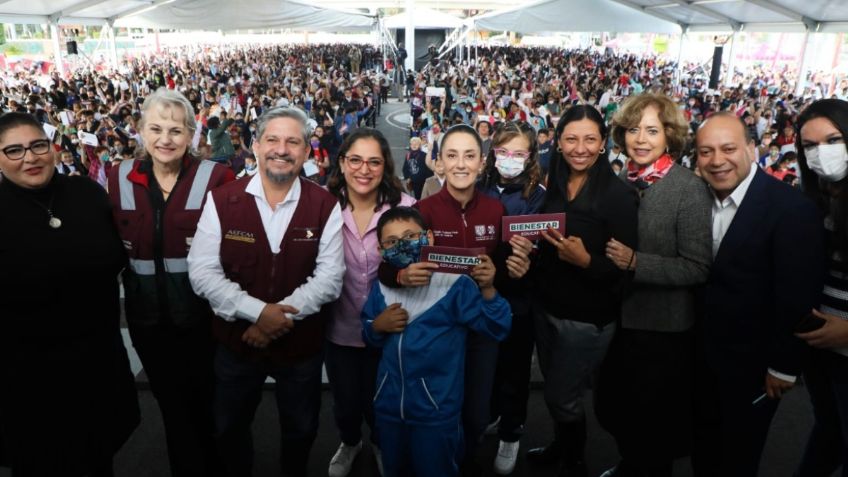 Claudia Sheinbaum entrega más de 2 mil tarjetas de "Mi beca para empezar"