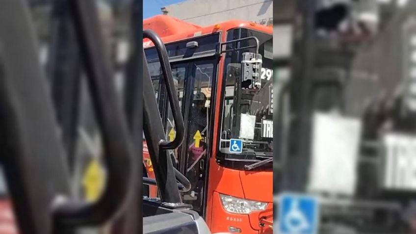 VIDEO I Tensión en Guadalajara: un sujeto tomó de rehén a una joven en un camión urbano