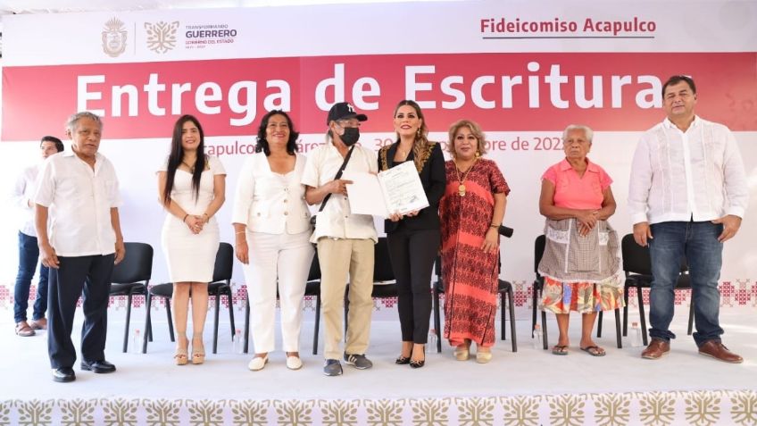 Evelyn Salgado entrega 371 escrituras a familias de más de 70 colonias de Acapulco