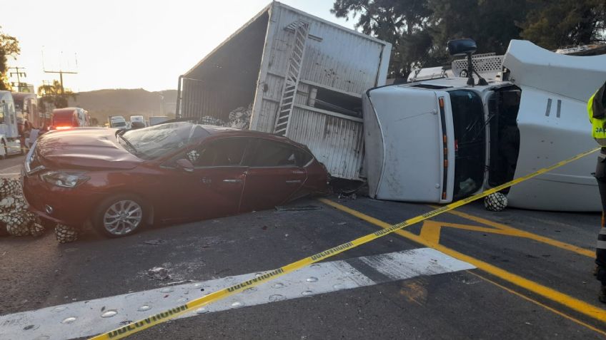 Dos mujeres murieron tras volcadura de tráiler con 20 toneladas de agave en carretera de Nogales