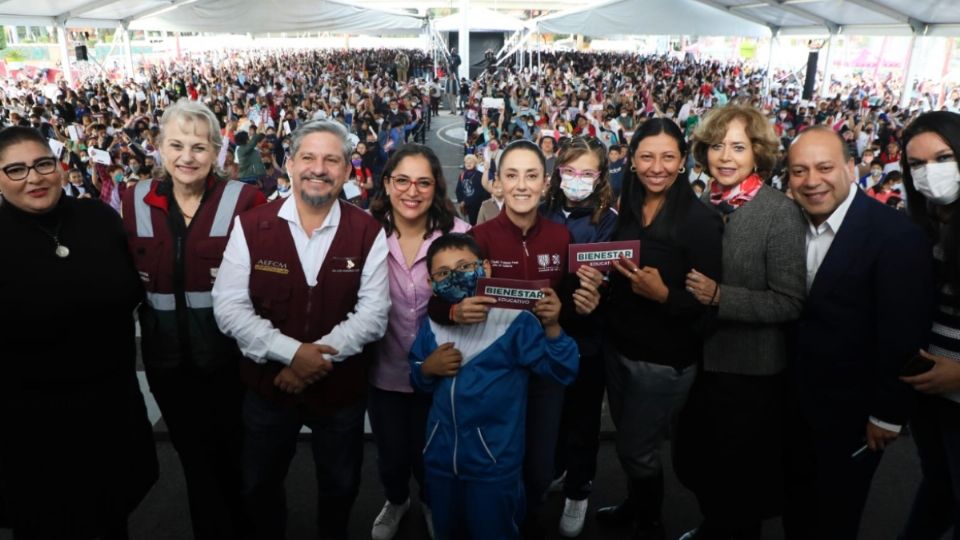 Claudia Sheinbaum encabezó la entrega de tarjetas de 'Mi beca para empezar'