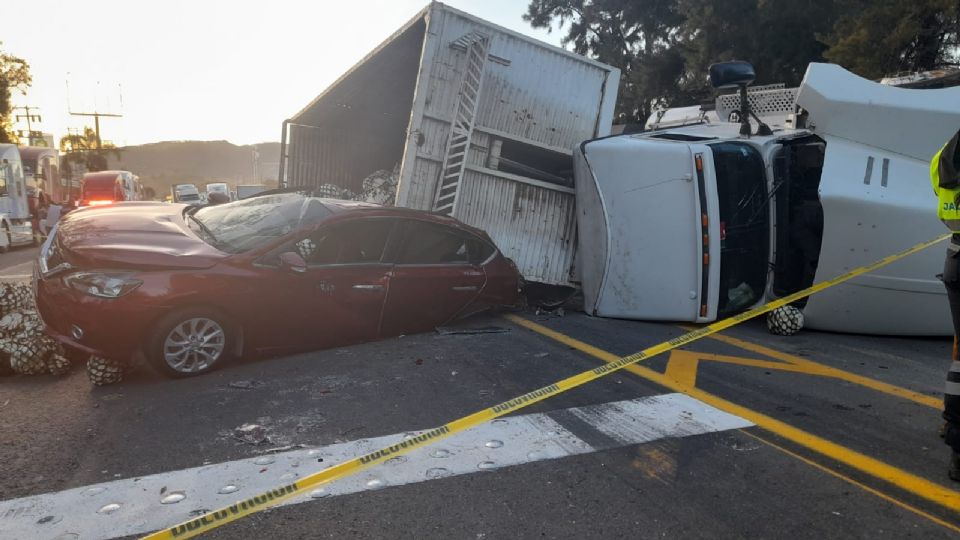 En la carretera se volcó u n camión con 20 toneladas de agave