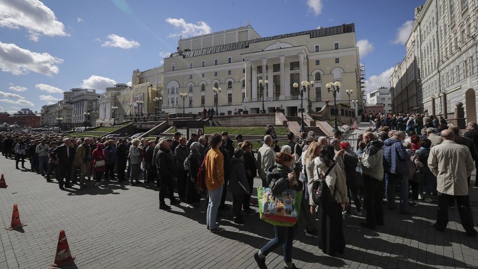 Las personas esperaron hasta dos horas para poder verlo. No estuvo presente Putin
