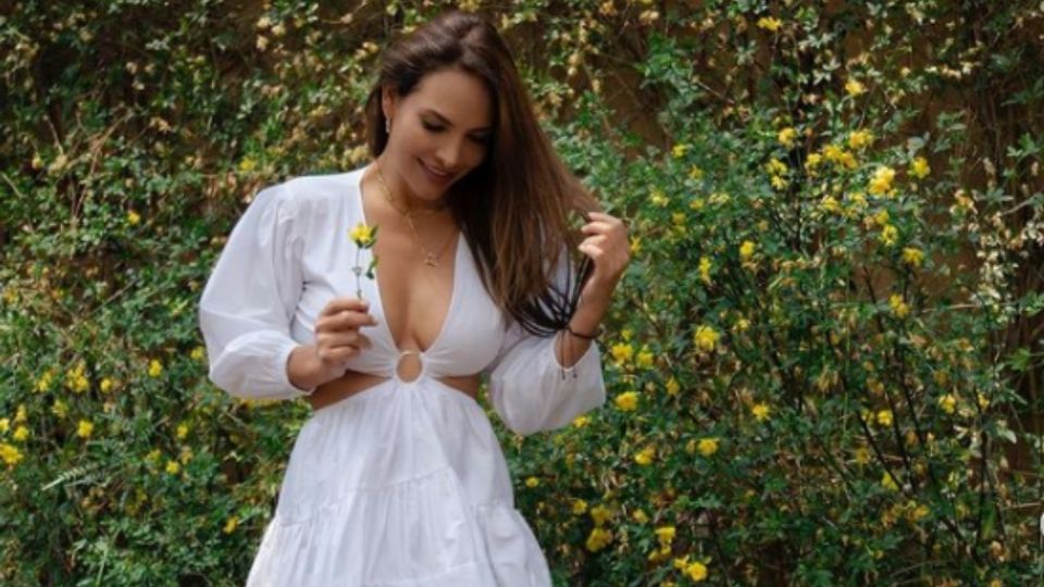 Fabiola Campomanes luce un vestido blanco.