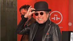 VIDEO: El polémico momento en que Joaquín Sabina abre la chamarra de esta cantante y le mira el pecho