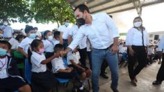 Yucatán: Mauricio Vila apoya a estudiantes con la entrega de uniformes y paquetes de útiles escolares 