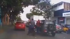 VIDEO muestra el violento asalto a un conductor por motociclistas armados en Guadalajara