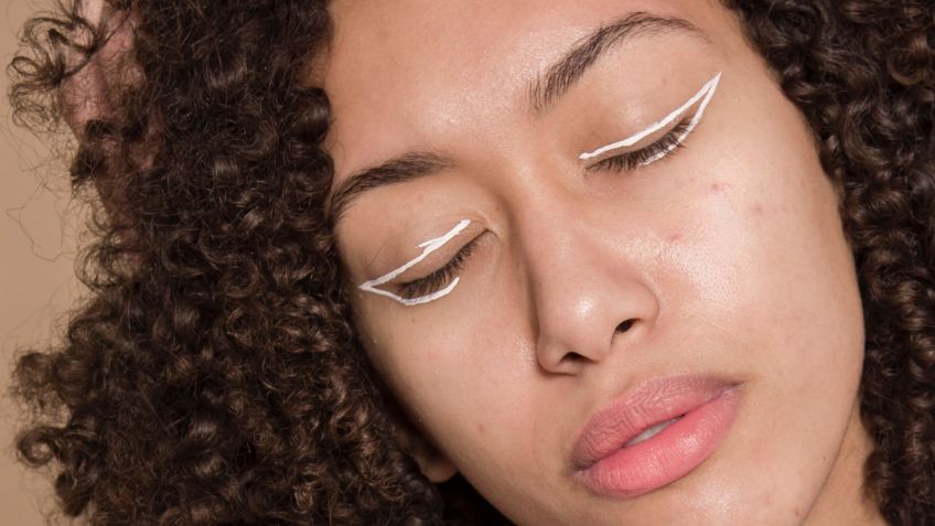 Dile adiós al delineado tradicional con estas 4 ideas de eyeliner blanco