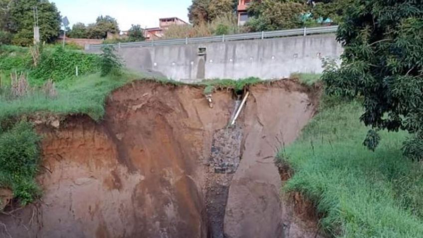 Socavón en Puebla incrementa su tamaño; podría tirar edificios y colapsar una carretera