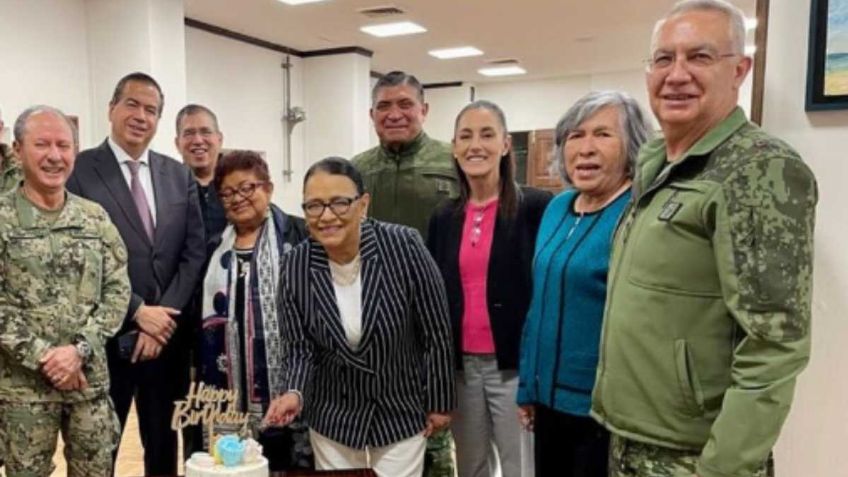 Rosa Icela Rodríguez recibe pastel de cumpleaños y festeja con el Gabinete de Seguridad