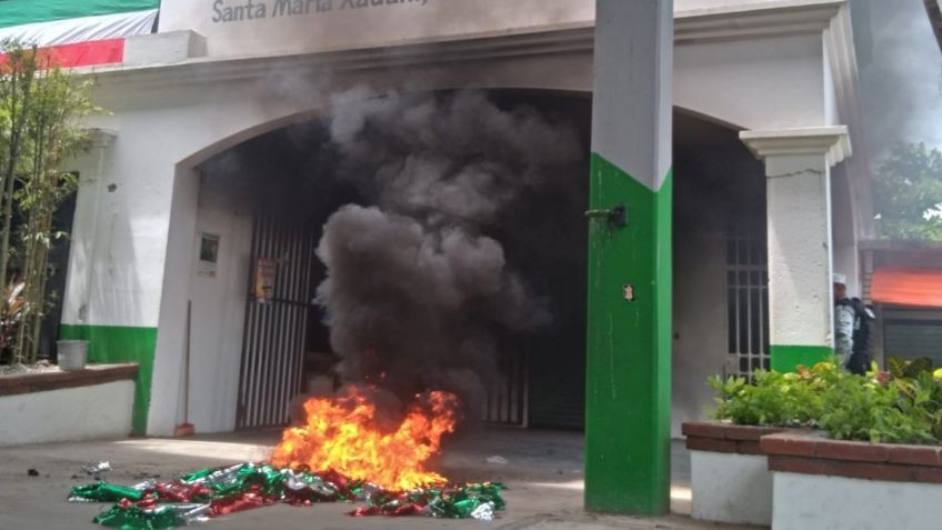 Pobladores de Oaxaca queman llantas en Palacio Municipal por decomiso de cerveza