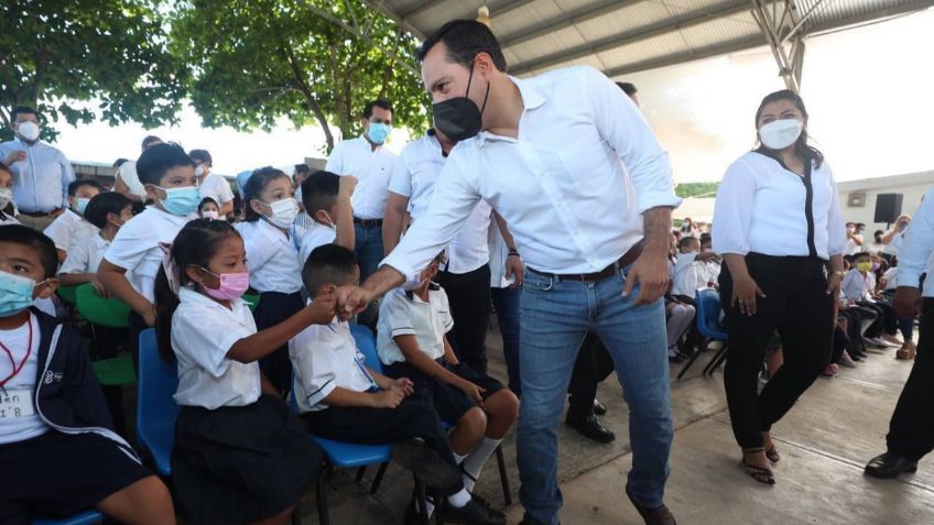 Yucatán: Mauricio Vila apoya a estudiantes con la entrega de uniformes y paquetes de útiles escolares 