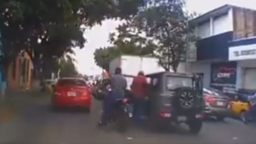 VIDEO muestra el violento asalto a un conductor por motociclistas armados en Guadalajara