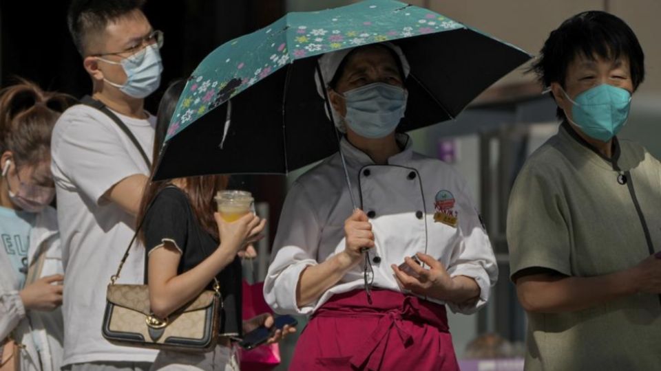 En China, la población sigue usando el cubrebocas.