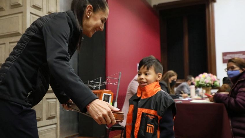 Claudia Sheinbaum recibe a niño que sueña con ser conductor del Metro y le regala un ejemplar a escala de un tren