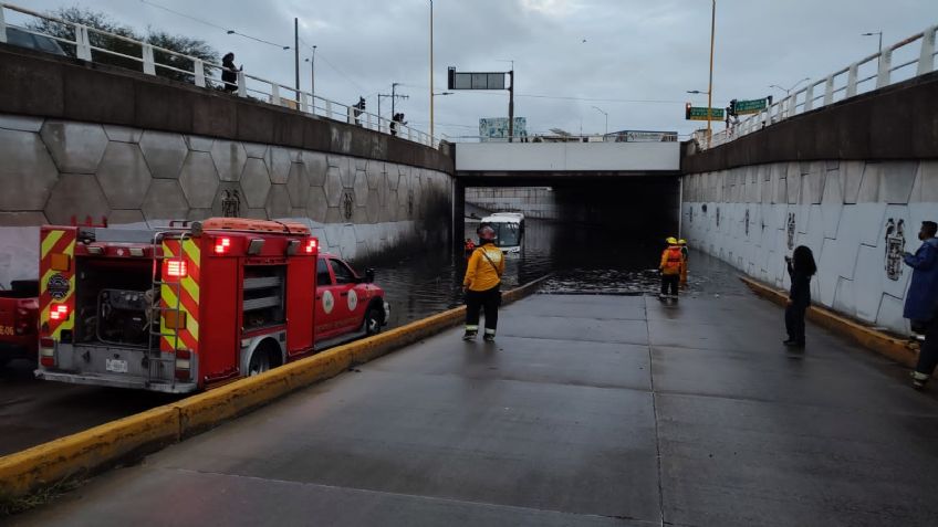 Bomberos apoyan a camión varado por las lluvias en Aguascalientes