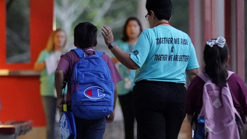 Con temor y entre decenas de policías: así fue el regreso a clases en Uvalde tras el tiroteo donde murieron 21 personas