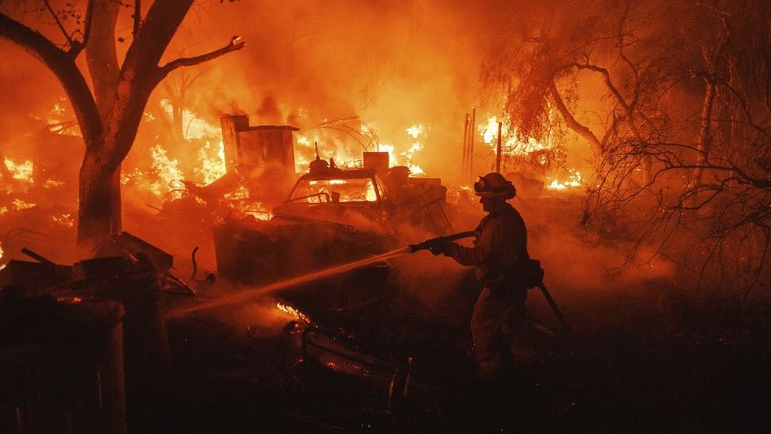 En California, residentes dejan sus casas a causa del fuego arrasador; hay cuatro muertos