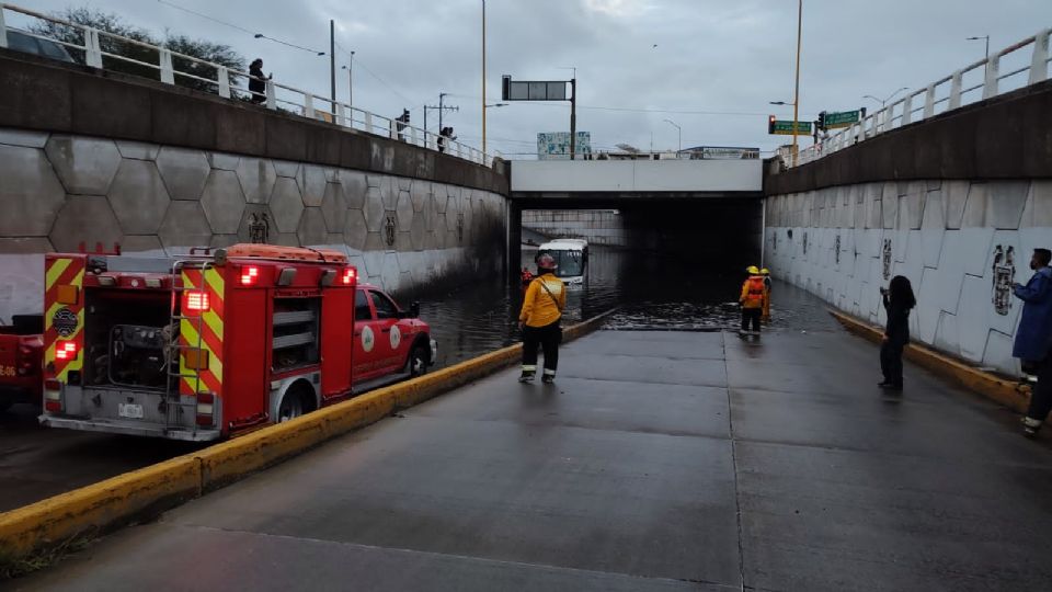 Tras las fuertes lluvias se quedó en un paso a desnivel