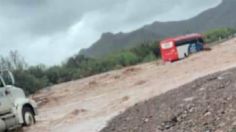 Autoridades rescataron a tres pasajeros del autobús arrastrado por la corriente en Loreto, BCS