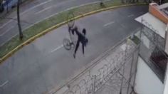 VIDEO | Un ciclista sufre tremenda caída tras atorarse con un cable