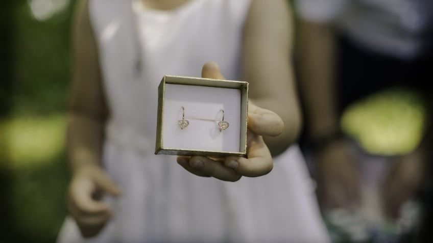 Joyería para niñas: 3 cosas que debes saber a la hora de comprarle aretes a tu hija