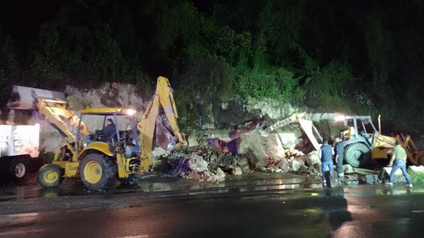 Protección Civil del Edomex atiende deslave en carretera de Atizapán de Zaragoza