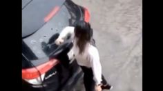 VIDEO | ¿Dulce venganza? Una mujer destroza el auto de su pareja con un picahielo tras descubrir supuesta infidelidad