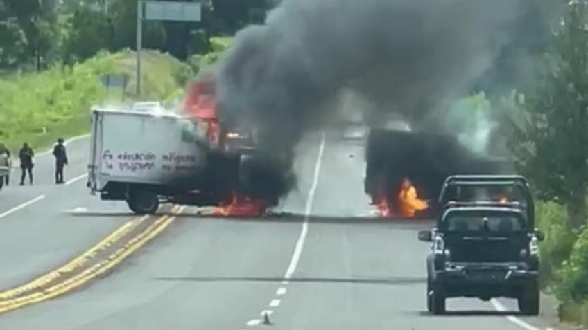 Normalistas bloquean carretera y queman camiones en Purépero