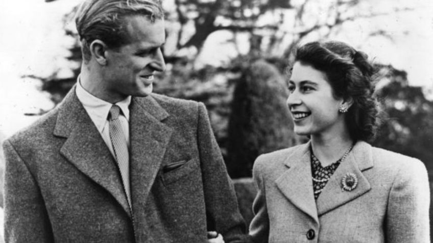 Muere la Reina Isabel II: Estas son sus fotos más románticas al lado del príncipe Felipe