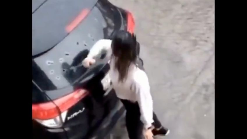 VIDEO | ¿Dulce venganza? Una mujer destroza el auto de su pareja con un picahielo tras descubrir supuesta infidelidad