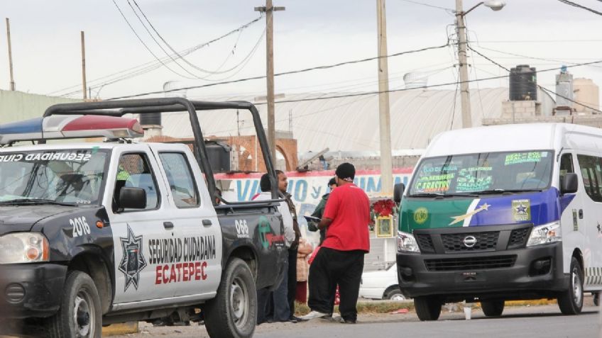 VIDEO | Dos mujeres se hacen pasar por dulceras y asaltan una combi en Ecatepec