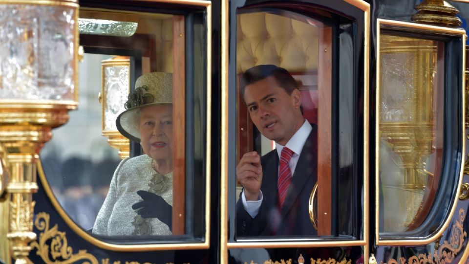 Peña Nieto visitó a la reina junto a una numerosa comitiva.