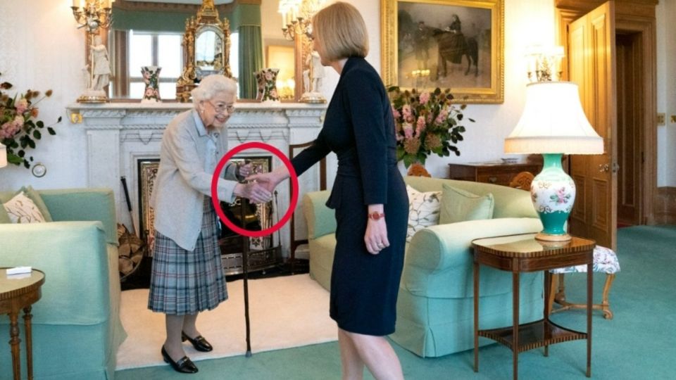 La reina Isabel II recibe a la nueva primera ministra de Reino Unido, Liz Truss, en el Castillo de Balmoral. FOTO: Especial