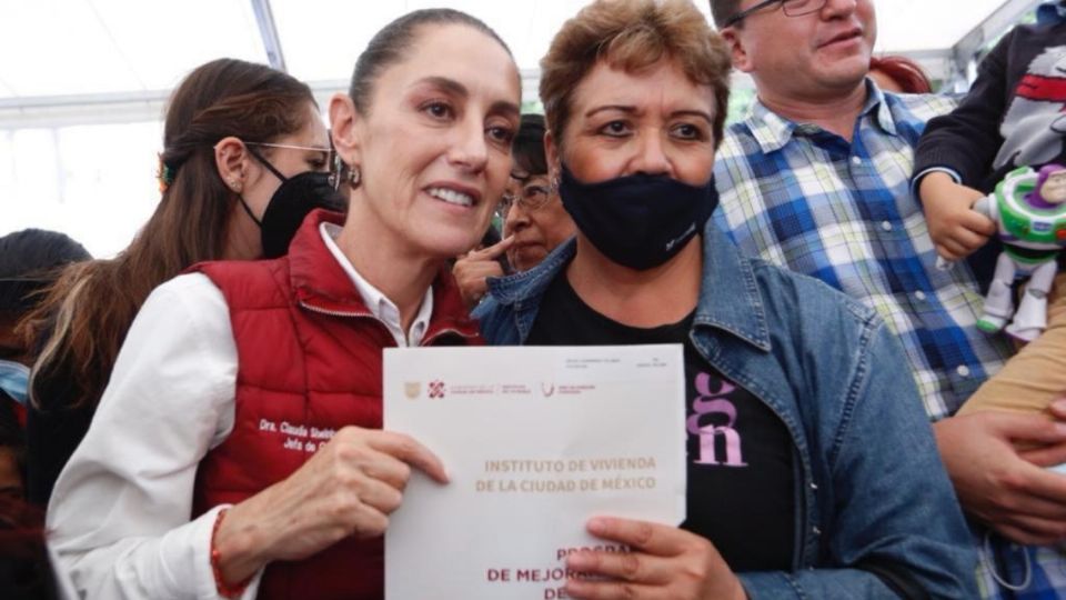 Claudia Sheinbaum en la entrega de créditos del INVI