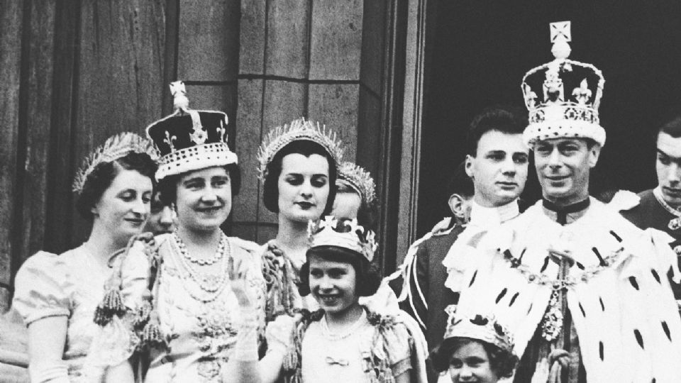 La princesa Isabel, centro , a los 11 años aparece en el balcón del Palacio de Buckingham después de la coronación de su padre el rey George VI, derecha, en Londres el 12 de mayo de 1937.