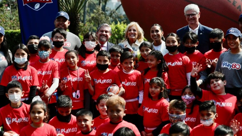 La primera dama Jill Biden asiste a la clínica de la NFL del programa infantil Tochito NFL