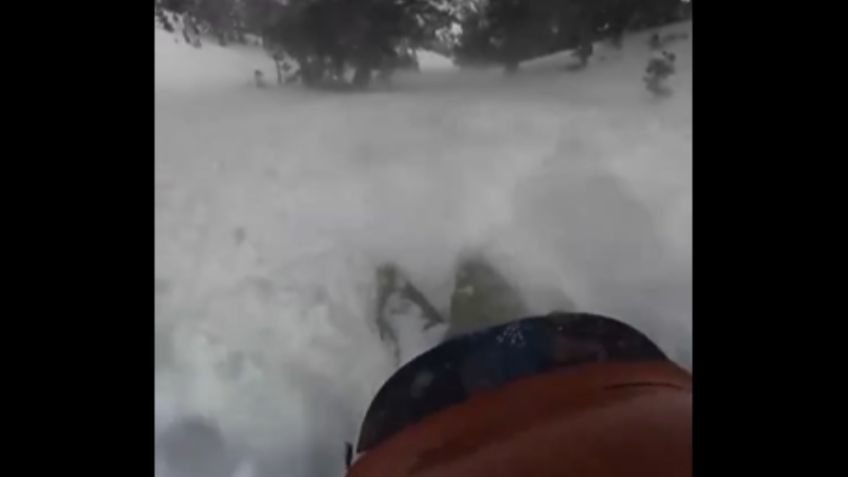 VIDEO: el aterrador momento en que una avalancha arrastra a un hombre por más de 90 metros