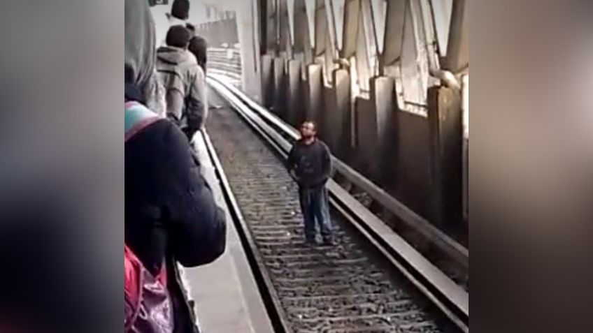 VIDEO: un hombre camina por las vías de la Línea 8 del Metro, causa caos