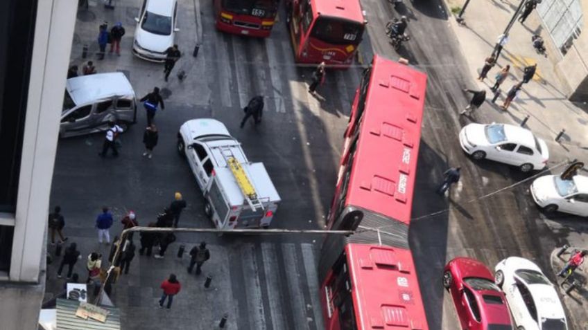 Choca el Metrobús en Balderas L3, hay 3 heridos