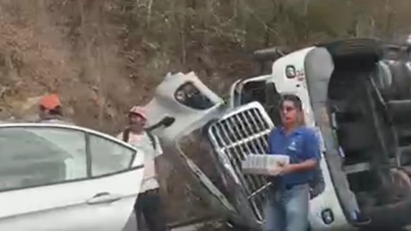 Oaxaca: un camión de cerveza volcó en la Costera, cientos de personas participan en la rapiña