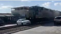 VIDEO | Se lo llevó el tren: el brutal momento en que un auto es arrastrado por las vías