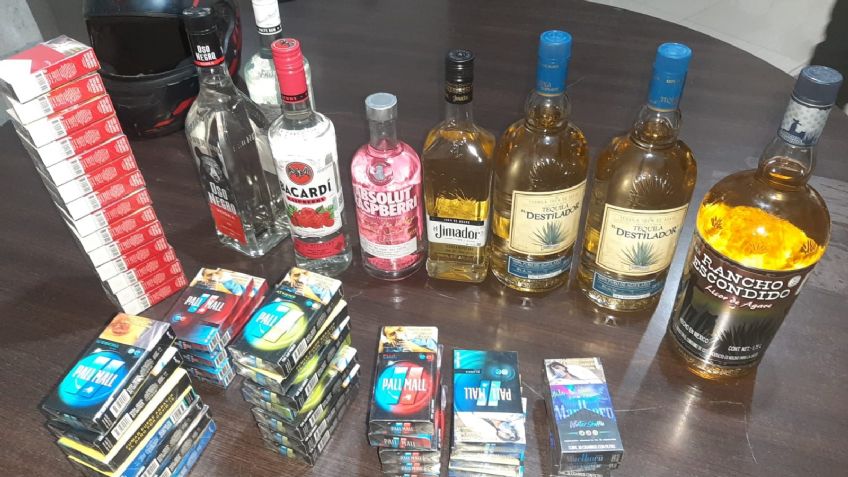 Caen dos sujetos por robar botellas de alcohol y cigarros de una tienda de conveniencia