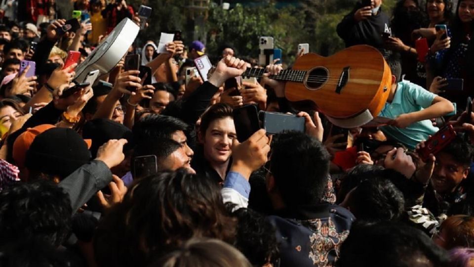 Drake Bell llegó al Monumento a la Revolución para grabar su nuevo video