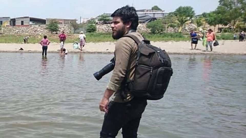 El periodista comentó que estas personas portaban chamarra y gorro cuando el clima en la ciudad era de 30 grados